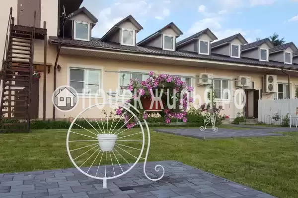 Отель «Подсолнухи», Пирочи