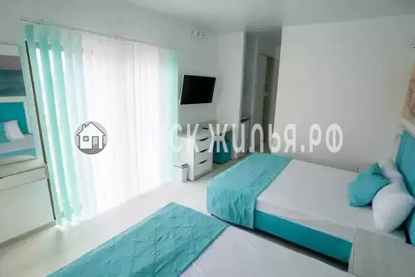 Отель «АзовЛенд», Золотое