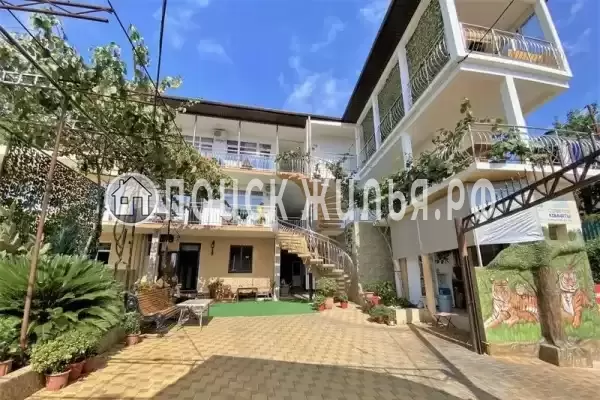 «У Ларисы», Лоо