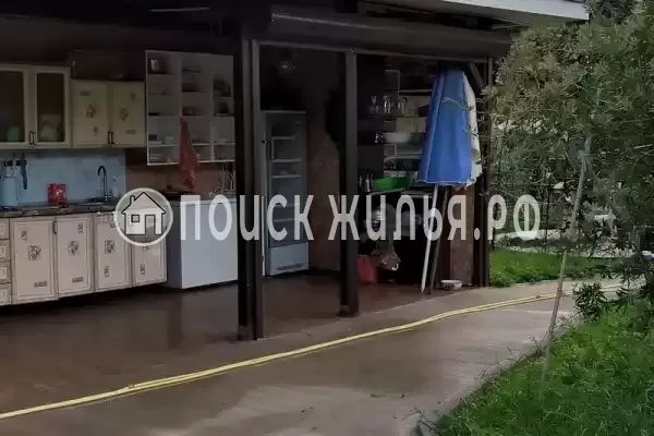 «На берегу», Лоо