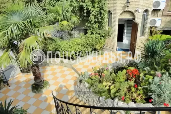 Отель «Корона», Утёс