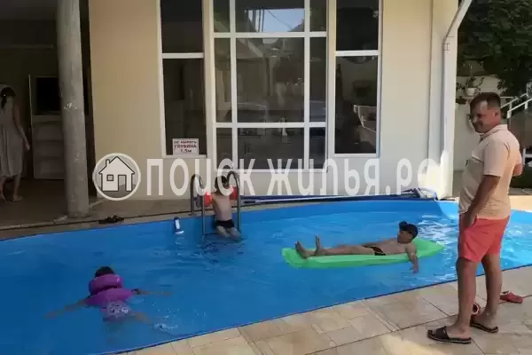 «На ул. 9 мая», Геленджик