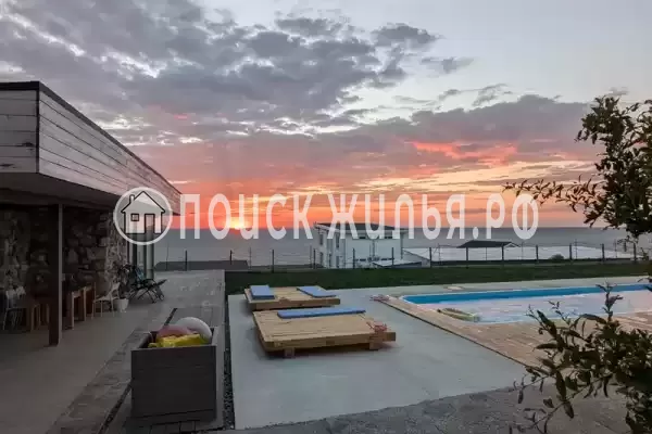 «Black Bull House», Щелкино