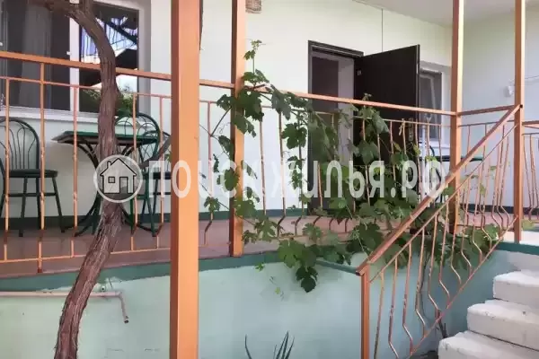 Гостиница «Зеленый дом у маяка», Саки