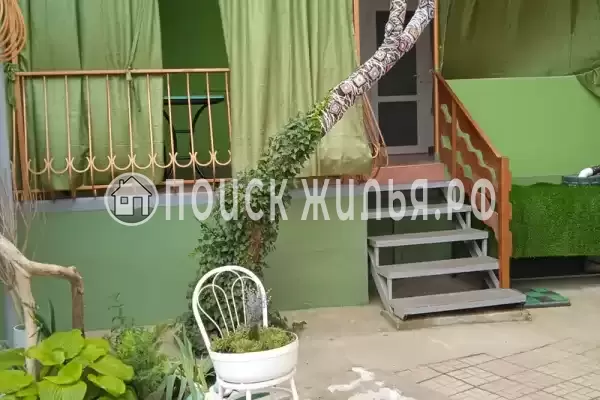 Гостиница «Зеленый дом у маяка», Саки