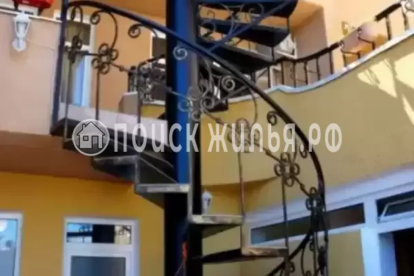 «Вилла Верона», Утёс