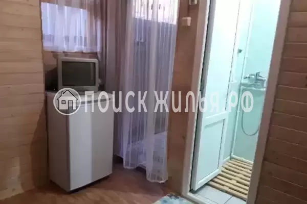 Частный сектор «Двухкомнатный деревянный домик с кухней»