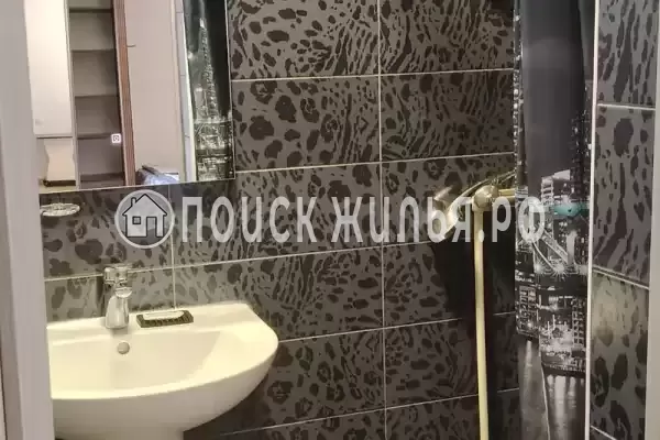 «На Толстого»