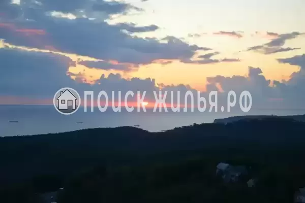 Частный сектор «Бревенчатый дом в лесу у моря»