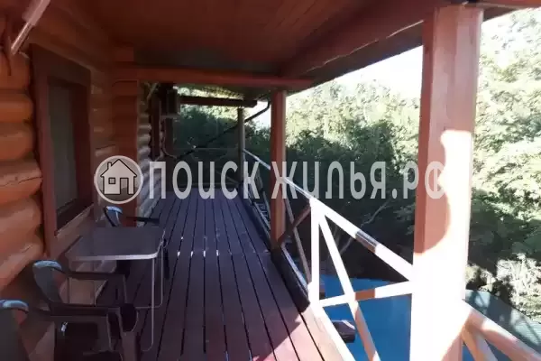 Частный сектор «Бревенчатый дом в лесу у моря»