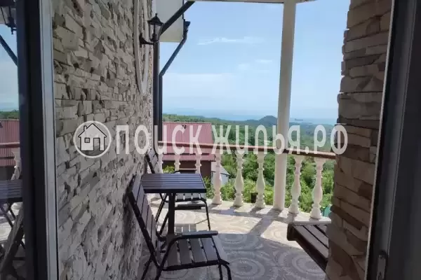 Частный сектор «Бревенчатый дом в лесу у моря»