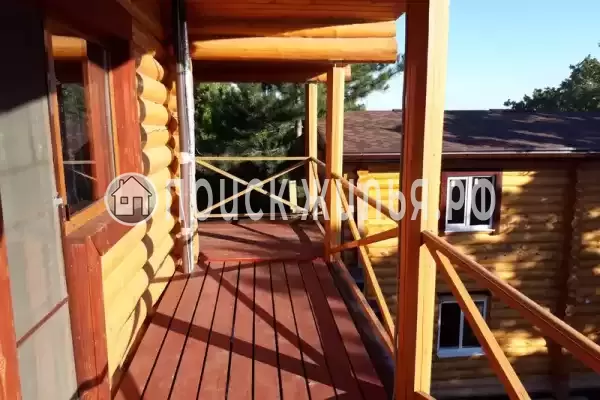 Частный сектор «Бревенчатый дом в лесу у моря»