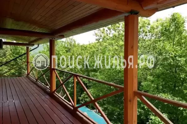 Частный сектор «Бревенчатый дом в лесу у моря»